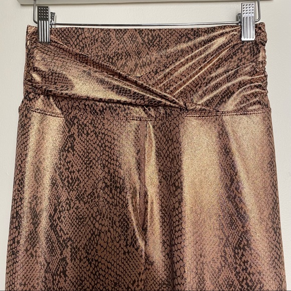 NWT Beach Riot Sport Twist Shine Legging in Rose Gold Snake L - Picture 3 of 6